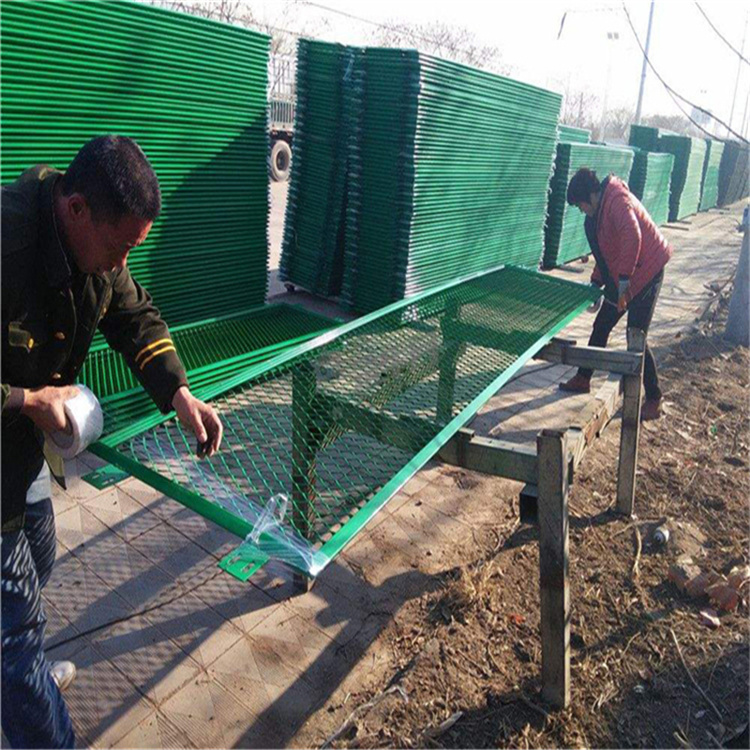 云南高速公路護欄安裝設(shè)施